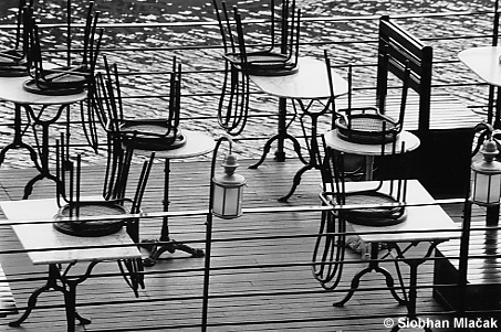 Caf&eacute; on the Seine